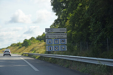 En roulant : panneau indicateur de destinations sur la RN 141. La Rochefoucauld, Charente, Nouvelle...