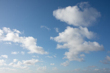 Fototapeta na wymiar Céu azul com poucas nuvens