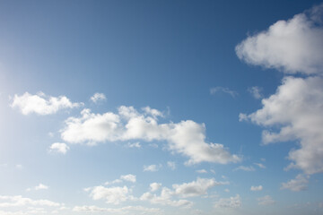 Céu azul com poucas nuvens