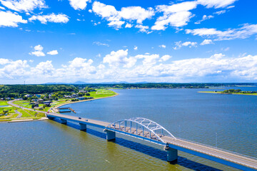 茨城県の北浦と鹿行大橋、遠方に筑波山を俯瞰撮影  © Kumi