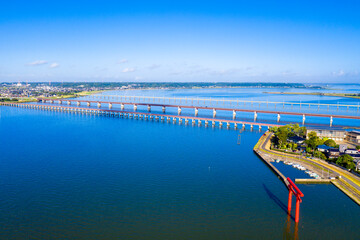 夏の北浦と湖面にある「西の一之鳥居」を俯瞰撮影