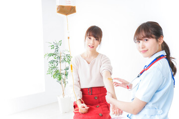 病気の治療をする女性