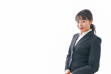 席を案内する若いカフェスタッフ