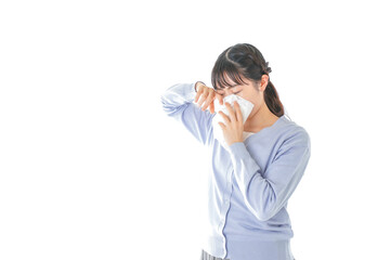 花粉症に苦しむ若い女性