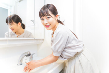 手を洗う若い女性