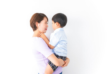 子どもを抱っこするお母さん