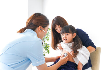 予防接種を受ける子ども