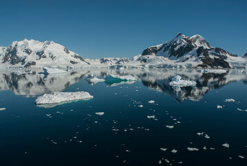 Fototapeta na wymiar Paraiso bay mountains landscape, Antartica.