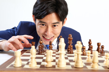 배경 위의 보드 게임, 체스를 하고 있는 정장 입은 남성 