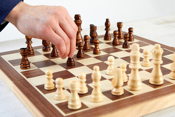 배경 위의 보드 게임, 체스를 하고 있는 정장 입은 남성 