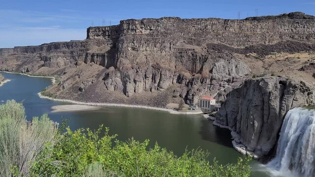 Shoshone falls in Idaho with rocky mountains in the background panning