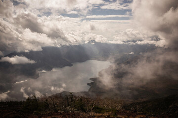 男体山の中腹から見る雲が立ち込める中禅寺湖