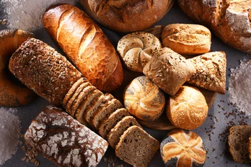 Gordijnen Diverse bakkerijproducten, waaronder broden en broodjes © monticellllo