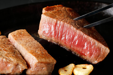 鉄板で焼いた国産黒毛和牛のヒレステーキ　Grilled Wagyu fillet steak