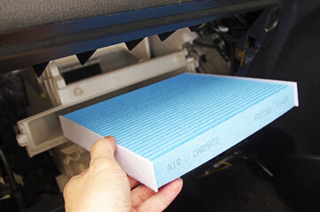 自動車のエアコンフィルターを新品に交換