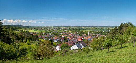 Panoramablick von einem Hügel auf ein Dorf in malerischer ländlicher Landschaft - Bergfelden,...