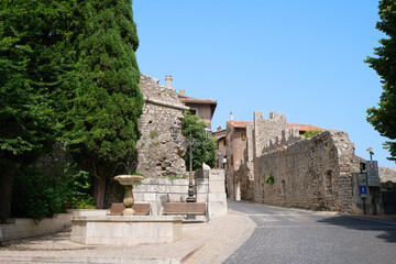Fototapeta na wymiar Porta del Pozzo in the medieval town of Sermoneta Lazio