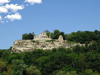 Fototapeta na wymiar Die Karlburg oberhalb Karlstadts. Auf einem Felssporn oberhalb von Karlstadt am Main befindet sich die Ruine der Burg aus dem 8. Jahrhundert.