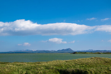 Wanderung am Myvatn mit seinen Pseudokratern, Lava, Flechten und Moose. Der See Mývatn befindet...