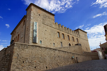 Le musée Picasso occupe le château Grimaldi, place Mariejol, à Antibes, Alpes-Maritimes. Le château fait l'objet d'un classement au titre des monuments historiques depuis le 29 avril 1928. - obrazy, fototapety, plakaty