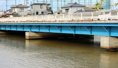 日本の川の橋の風景