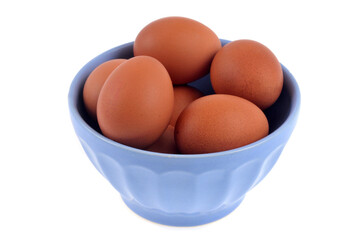 Bol d'oeufs de poule frais en gros plan sur fond blanc