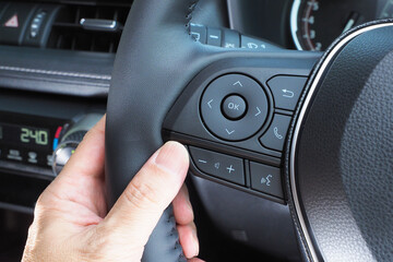 ステアリングスイッチを操作