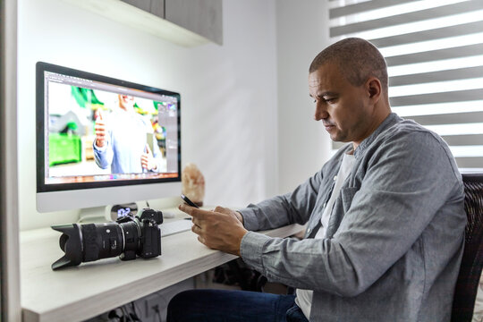 Organization and planning of work in a marketing agency. The photographer organizes and plans photographic activities and awaits parental approval for the photographs he has taken Online communication