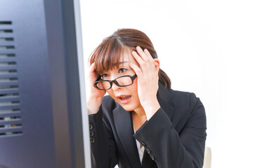 過労・長時間労働・残業に苦しむビジネスウーマン