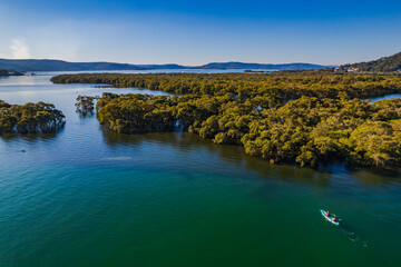 Obraz premium Afternoon aerial waterscape over the channel with clear skies