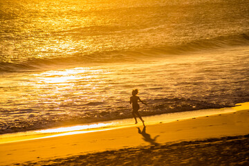 Jogging sur plage au coucher du soleil 