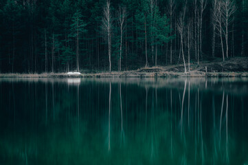 Łódka przy jeziorze  © Kacper