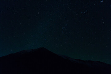 常念岳のシルエットと11月の星空
