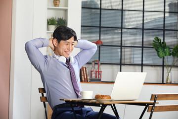 카페에서 커피 한잔하며 휴식을 하고 있는 직장인, 프리랜서