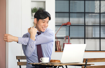 카페에서 커피 한잔하며 휴식을 하고 있는 직장인, 프리랜서