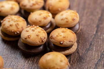 たくさん並べられたハンバーガーの形をしたビスケット