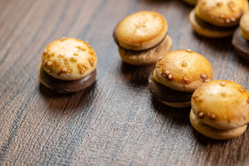 たくさん並べられたハンバーガーの形をしたビスケット