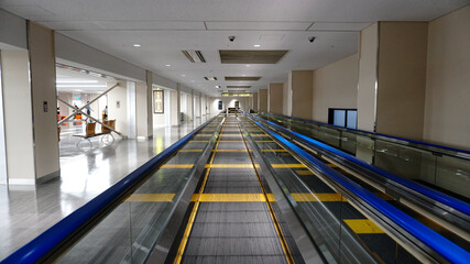 空港の自動歩行