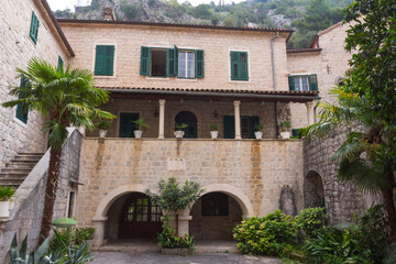 Fototapeta na wymiar Courtyard of the house in the Old Town of Kotor. Montenegro 
