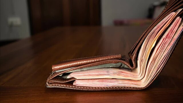 Increased and decreased banknotes in a wallet