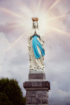 Statue of the blessed Virgin Mary with an aureole of sun rays