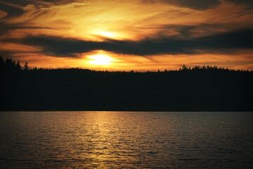 Naklejka premium Sonnenuntergang am BEON einem See im Smalland in Schweden. Wunderschöne Lichtstimmung.