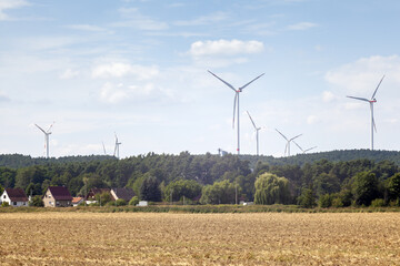 Farma wiatrowa wytwarzająca energię elektryczną z wiatru © qrrr