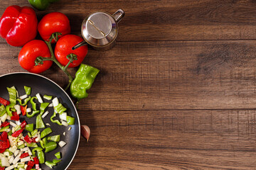 Sartén de verduras sobre una mesa de madera 