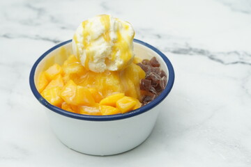Shaved ice with fresh mango and ice cream