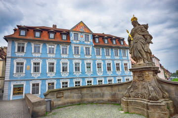 Denkmal der Kaiserin Kunigunde vor blauem Bürgerhaus in Bamberg, Bayern, Oberfranken