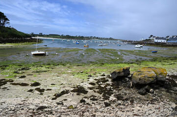 Port de Portsall à marée basse en Bretagne