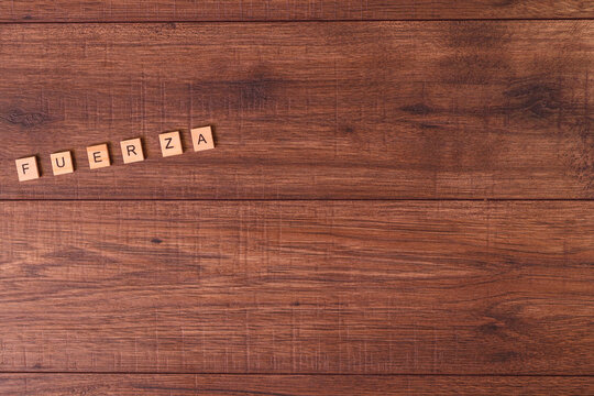 Frases Motivadoras Con Letras Naturales Sobre Una Mesa O Suelo De Madera Rustica.