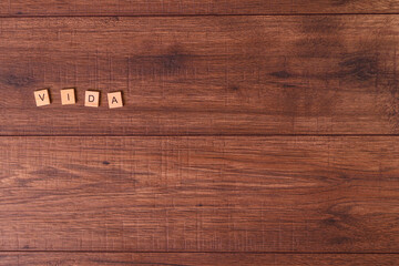 Frases motivadoras con letras naturales sobre una mesa o suelo de madera rustica.