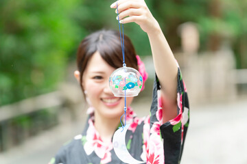 風鈴と浴衣の女性
